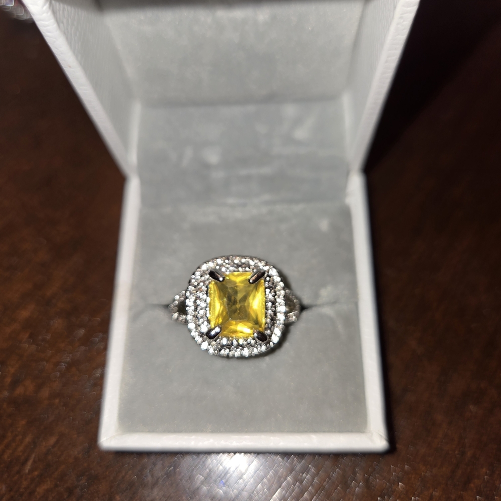 Stunning yellow and silver beautiful ring